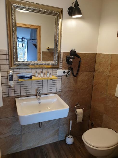 Victory Guesthouse - Handwerker Pension Bielefeld Bagian luar foto