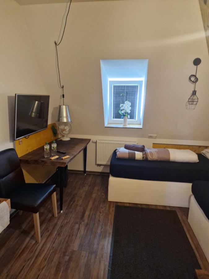 Victory Guesthouse - Handwerker Pension Bielefeld Bagian luar foto